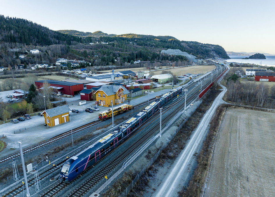 Hell stasjon utstyres med master og annet utstyr som skal til for elektrisk togdrift. 