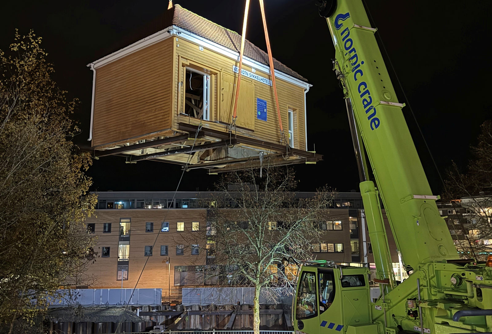Sykkelhotellet løftes opp fra bakken