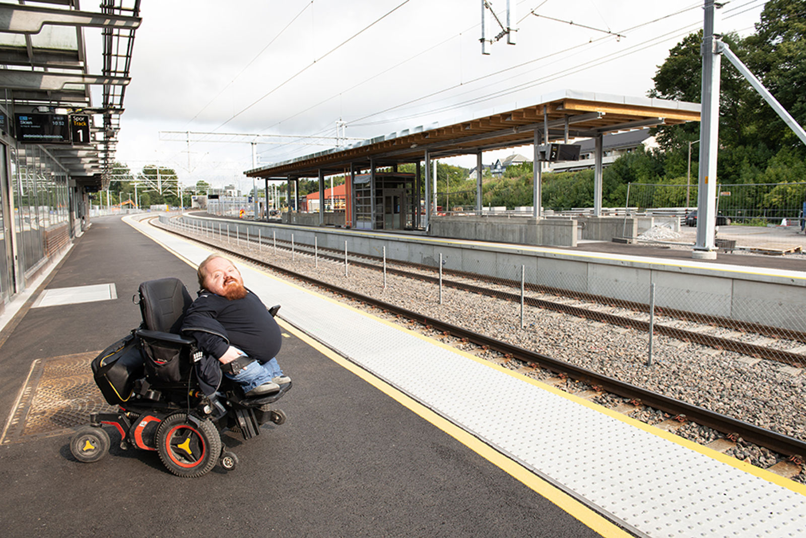 Mann i rullestol på stasjon