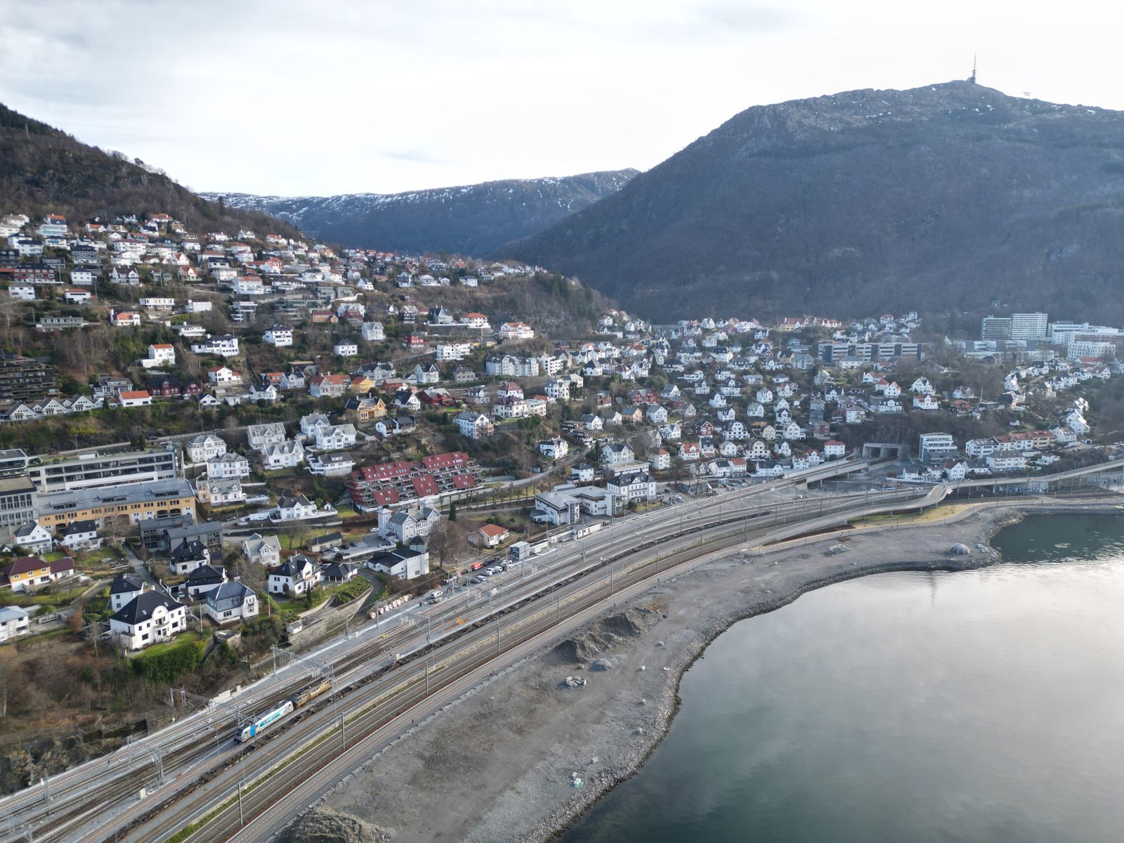 Dobbelt jernbanespor på veg inn i tunnel