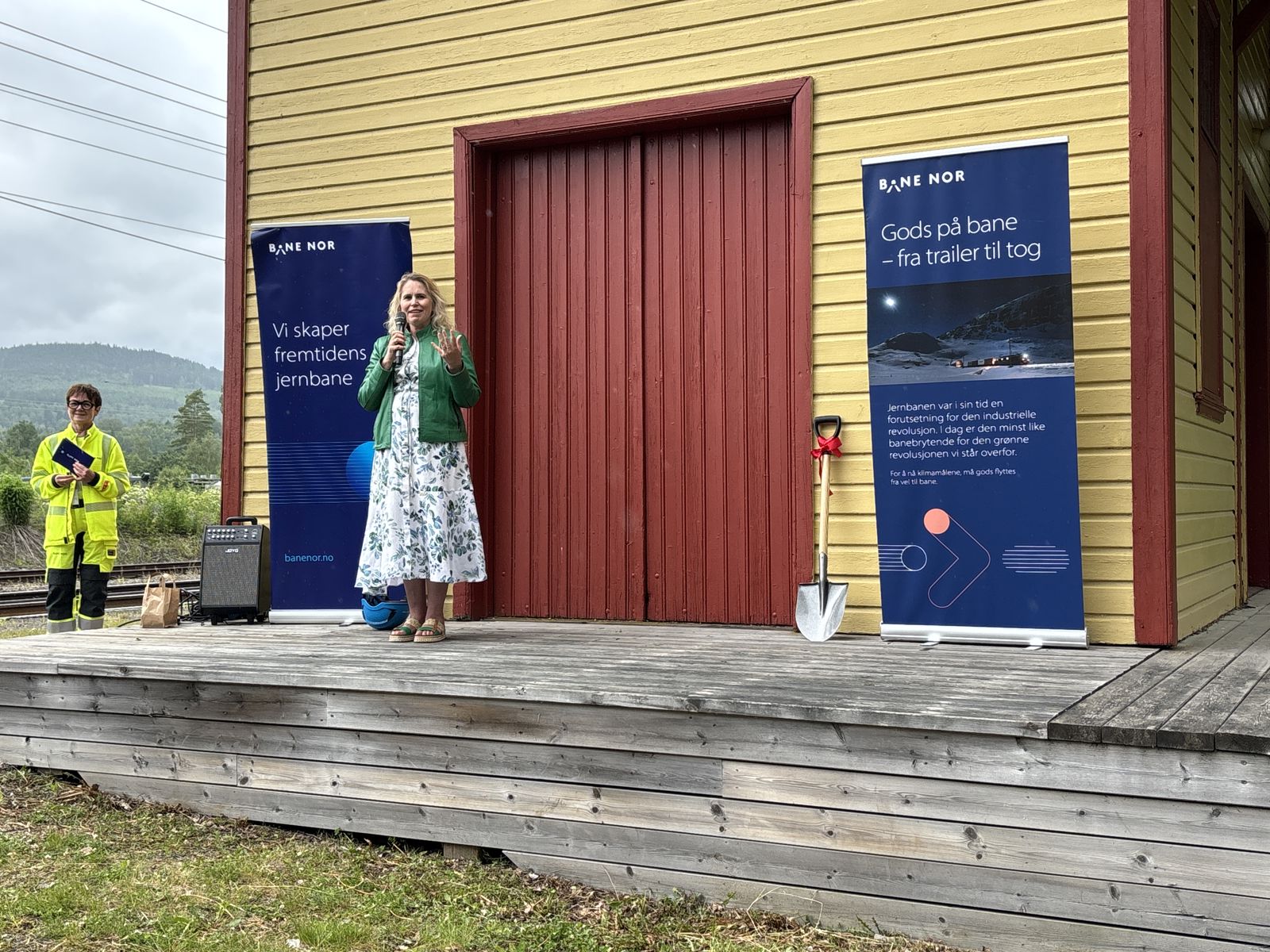 Kvinne snakker i mikrofon