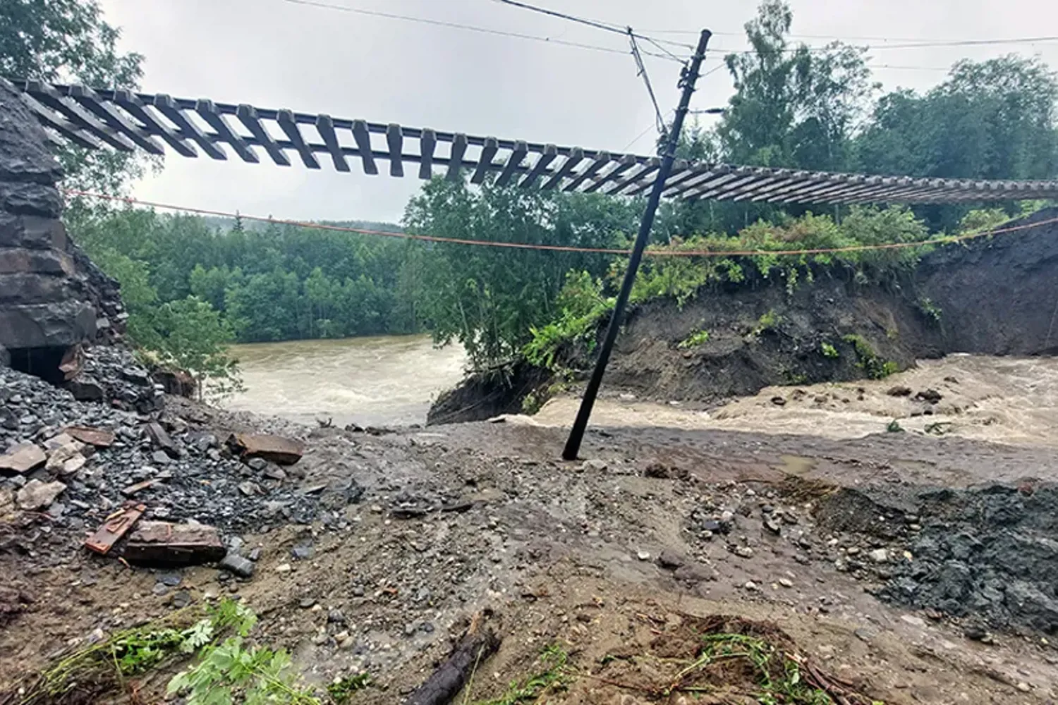 Nærmere 60 meter av jernbanesporet på Viul henger i løse luften etter uværet.