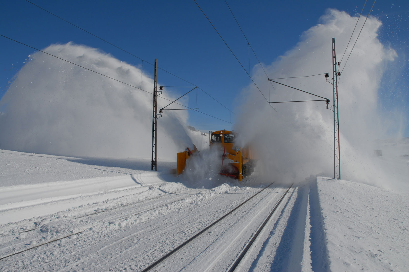 Beilhack som er en stor snøryddingsmaskin rydder snø i sporet på Bergensbanen. 