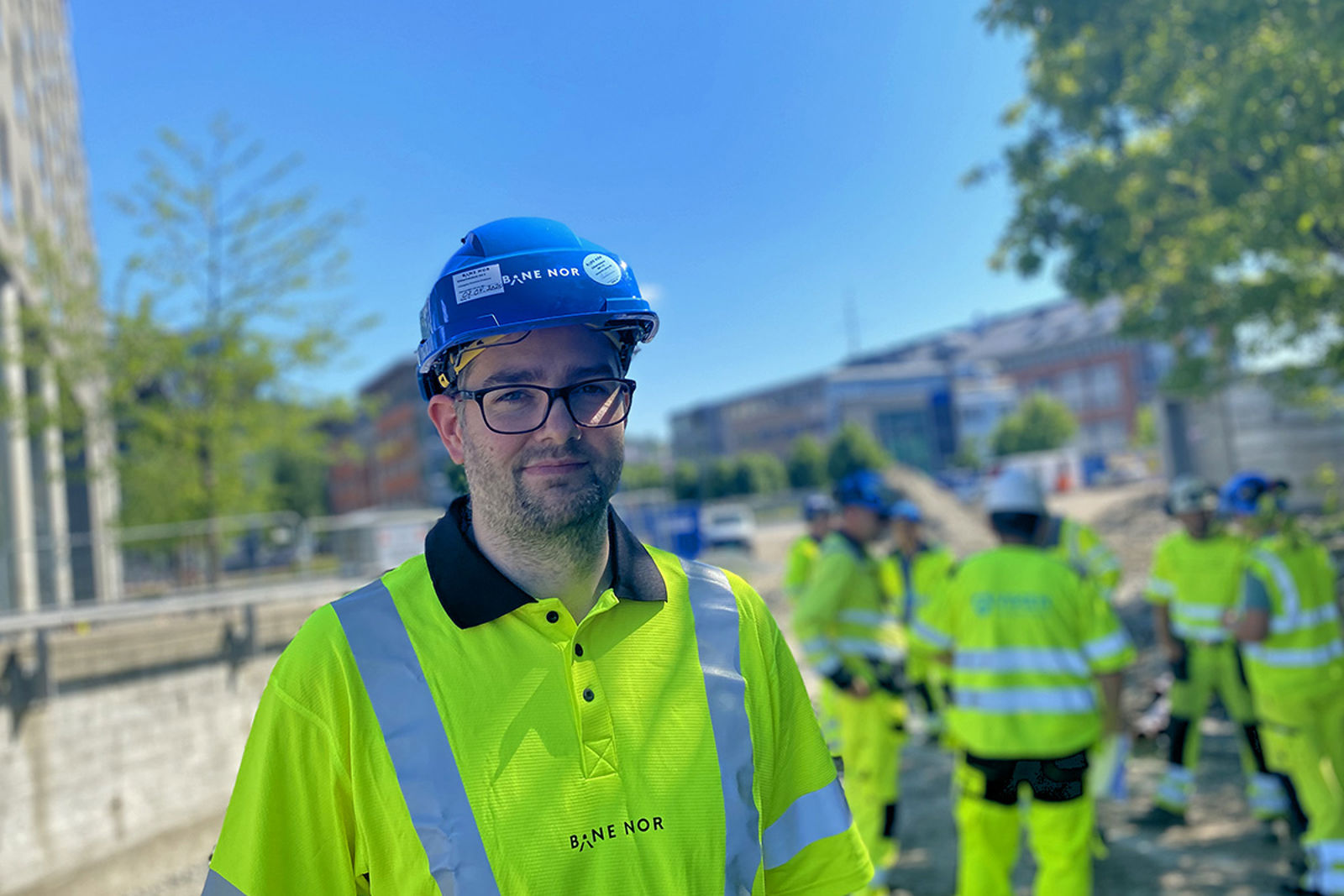 Portrettbilde av Eirik Korsnes i gul vest og blå hjelm.