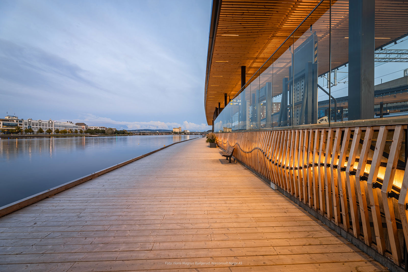 Belysningen fra Drammen stasjon på Jernbanekaia.