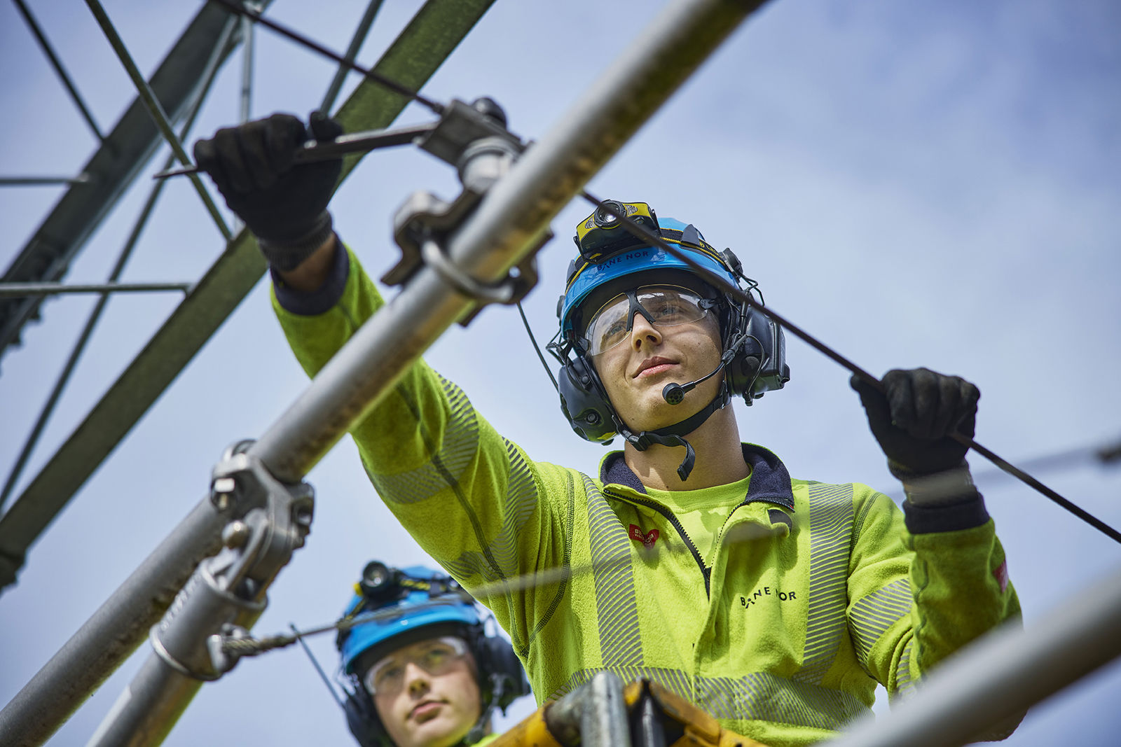 To energimontører som utfører arbeid i kontaktledningsanlegget