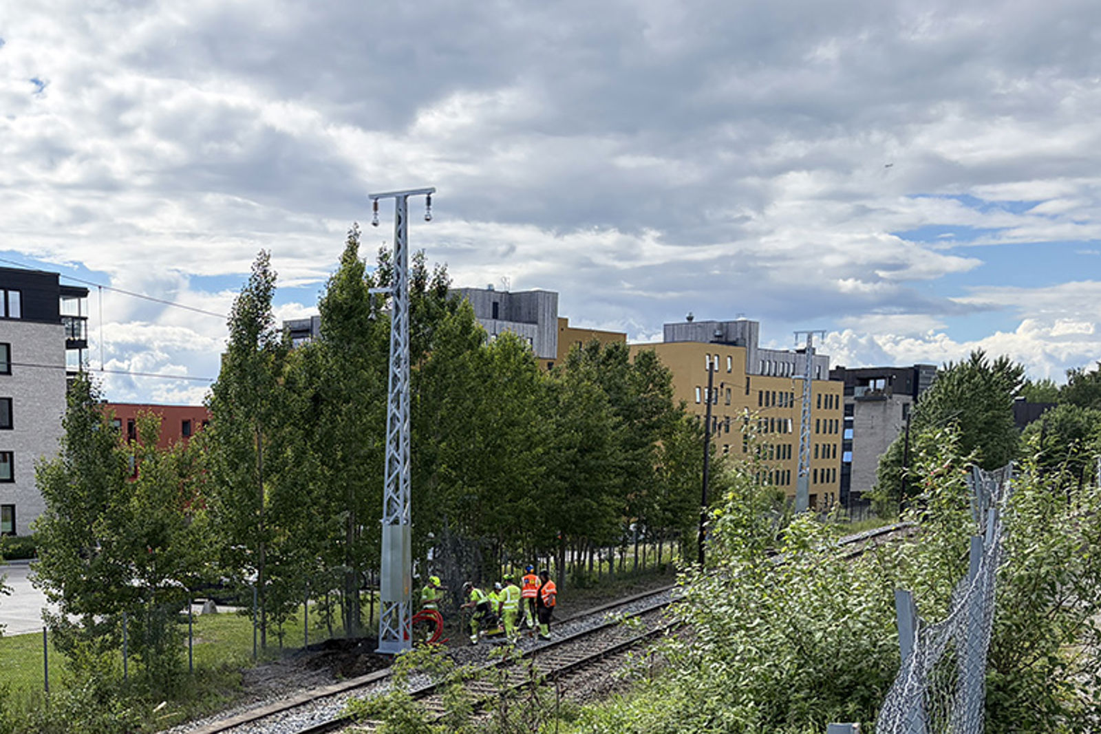 Stålmaster monteres langs jernbanesporet