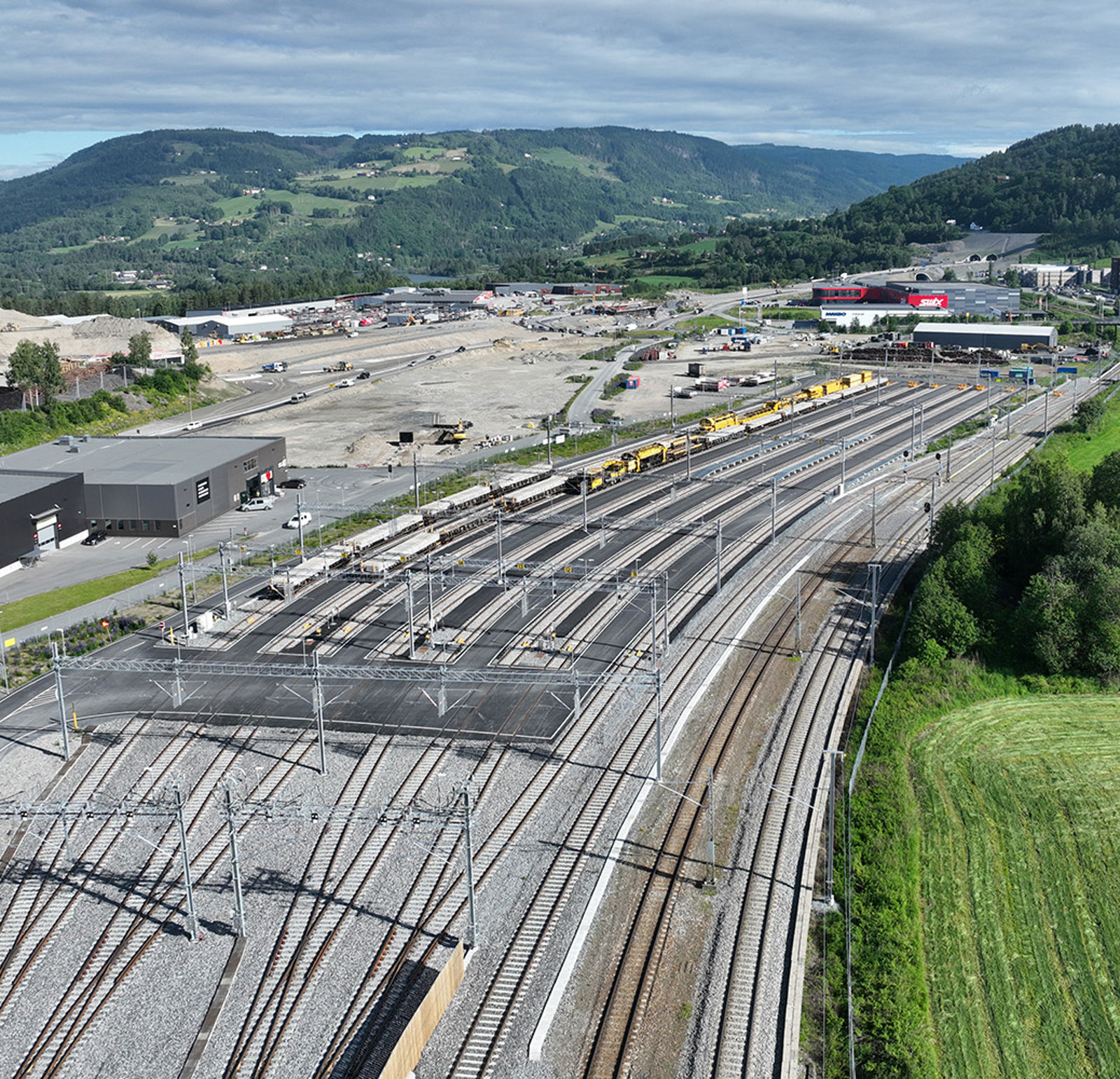 Dronefoto av vifta med åtte hensettingsspor og Dovrebanen i forgrunnen.