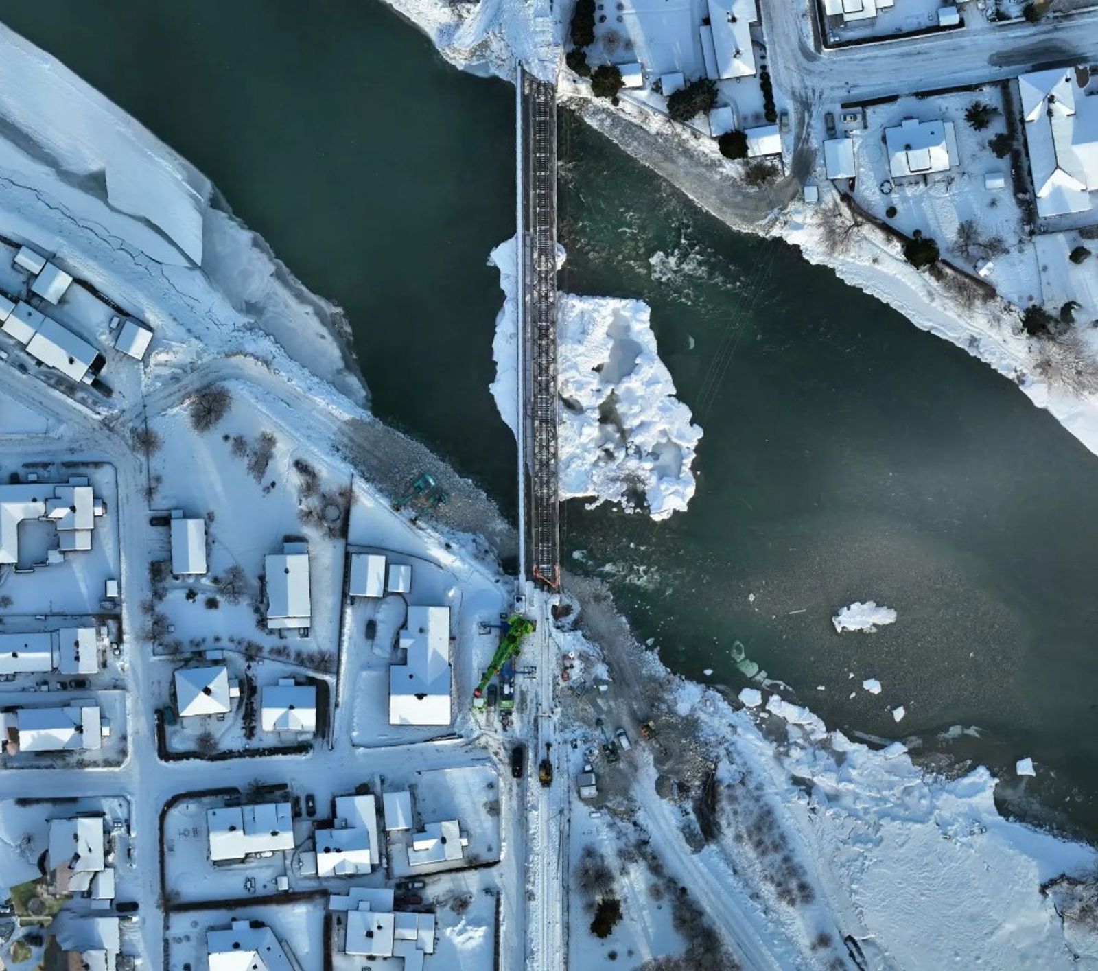 Viser en stor isdannelse midt under brua, men stor åpning inntil elvekanten på begge sider.