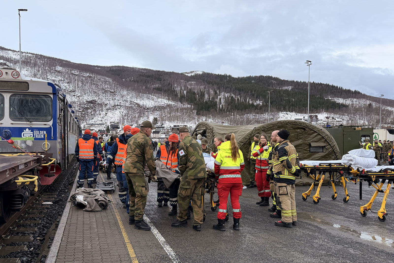 Hektisk aktivitet på plattformen med bårer, telt og personell fra sanitet og nødetater.