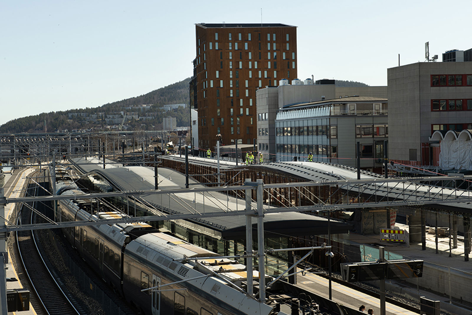 Oversiktsbilde som viser folk som jobber på plattformtaket.