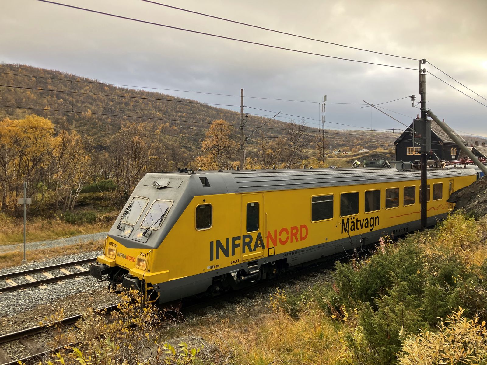 Gult tog på skinner