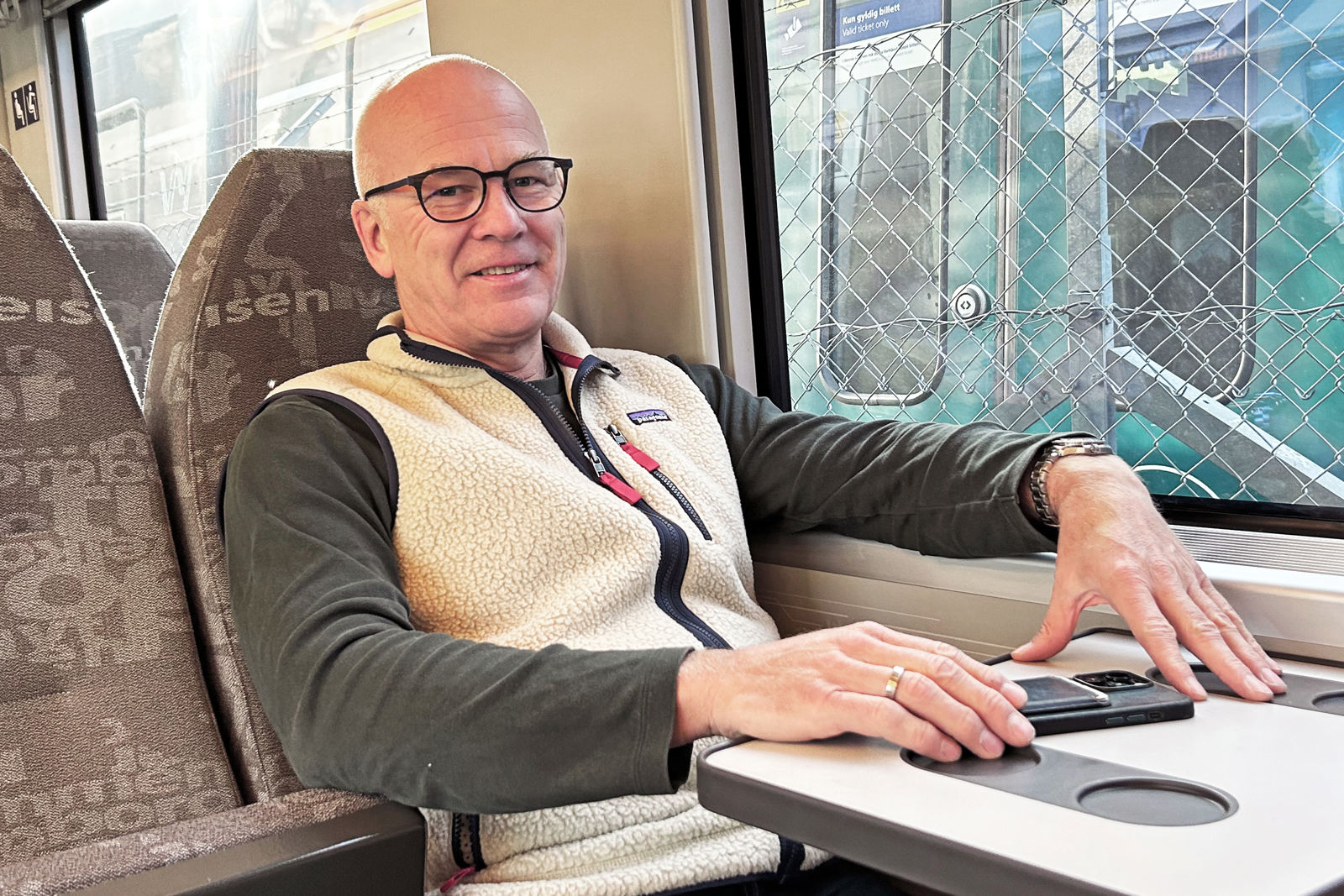 Portrett av konsernsjef Thor Gjermund Eriksen som sitter på et tog