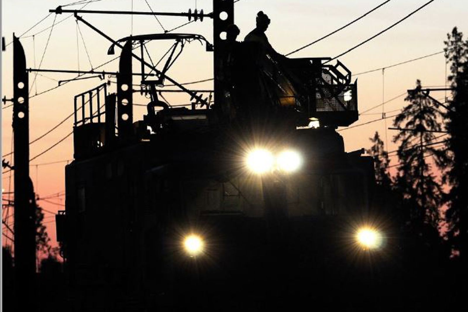 Maskin som jobber i solnedgang