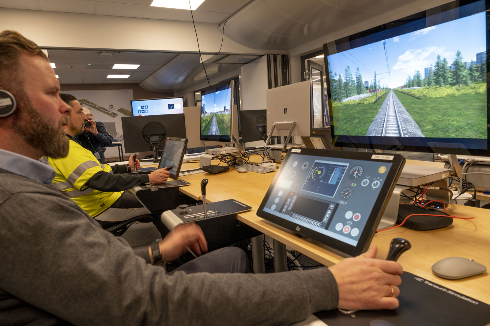 Opplæring av førere foran togsimulator.