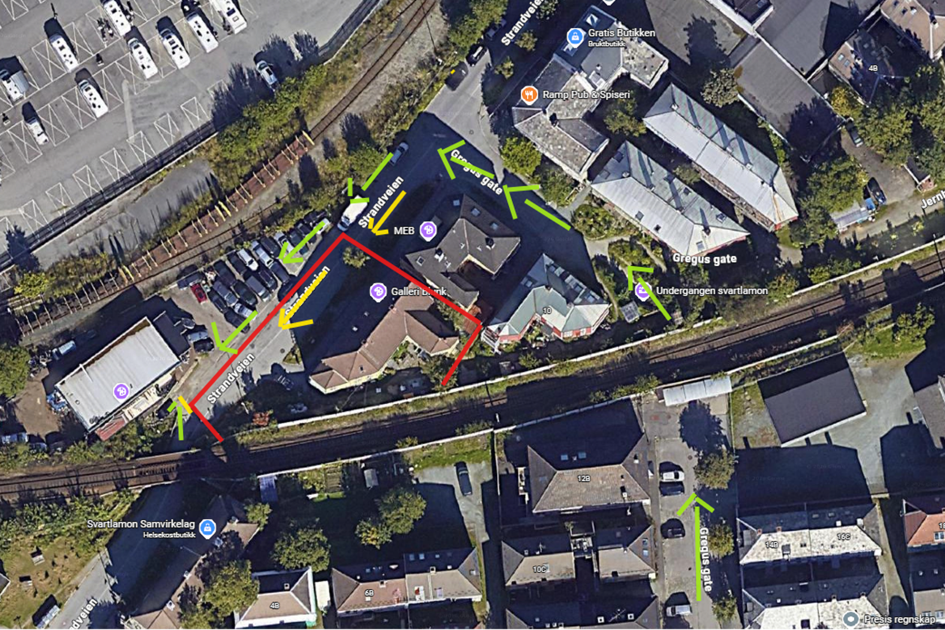 Kartutsnitt av Strandveien 23, med markeringer for hvor inngjerding og trafikk vil gå. 